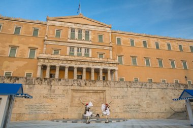 Meçhul asker mezarı koruyan evzones