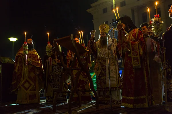 Ludzie podczas uroczystości Wielkanocy prawosławny — Zdjęcie stockowe