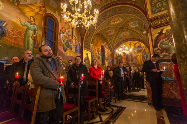 Люди во время празднования православной Пасхи — стоковое фото