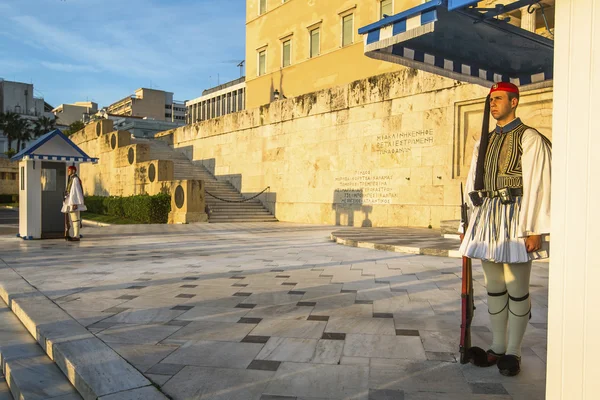 Evzones gardant la tombe du soldat inconnu — Photo