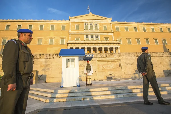 Evzones gardant la tombe du soldat inconnu — Photo