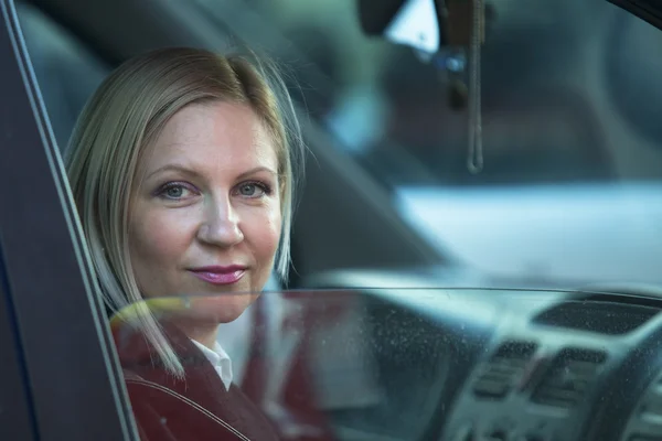 차에 앉아 있는 여자. — 스톡 사진