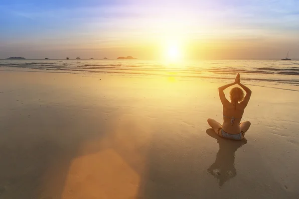 Meditasyon yaparken Yoga kadın silüeti — Stok fotoğraf