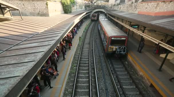 Kentsel metro istasyonu ile metro treni. — Stok video