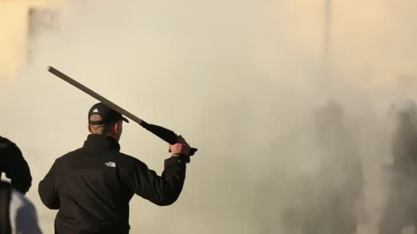 Protesteren in de buurt van de Universiteit van Athene, Athens, Griekenland. — Stockvideo