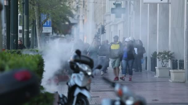 Protest w pobliżu Uniwersytetu Ateńskiego, Ateny, Grecja. — Wideo stockowe