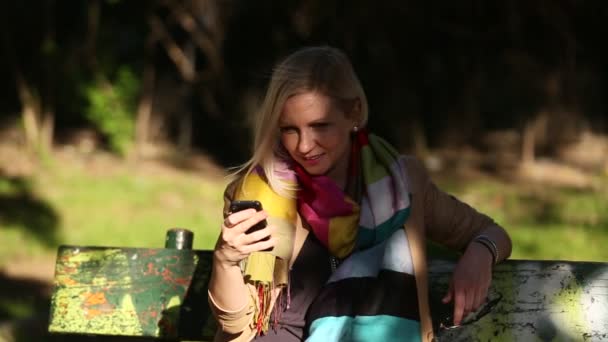 Молодая женщина разговаривает по мобильному телефону — стоковое видео