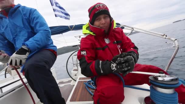 Zeilers deelnemen aan zeilregatta — Stockvideo