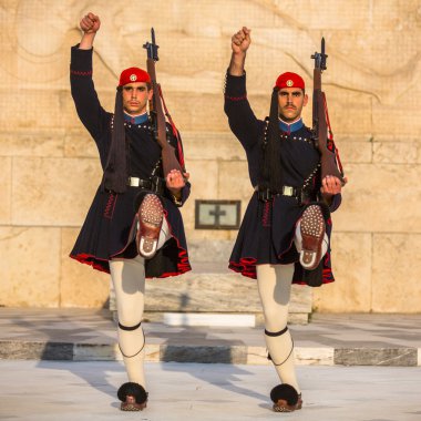 Meçhul asker mezarı koruyan evzones