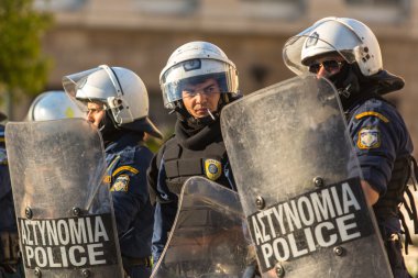 Kalkanları ile çevik kuvvet polisi