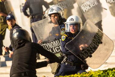 Kalkanları ile çevik kuvvet polisi