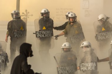 Kalkanları ile çevik kuvvet polisi