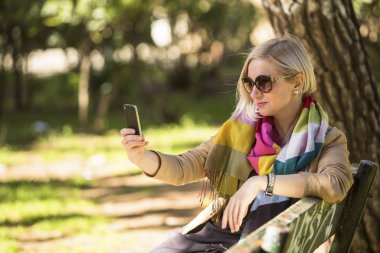 Sarışın kadının yapması smartphone ile kendi portresi