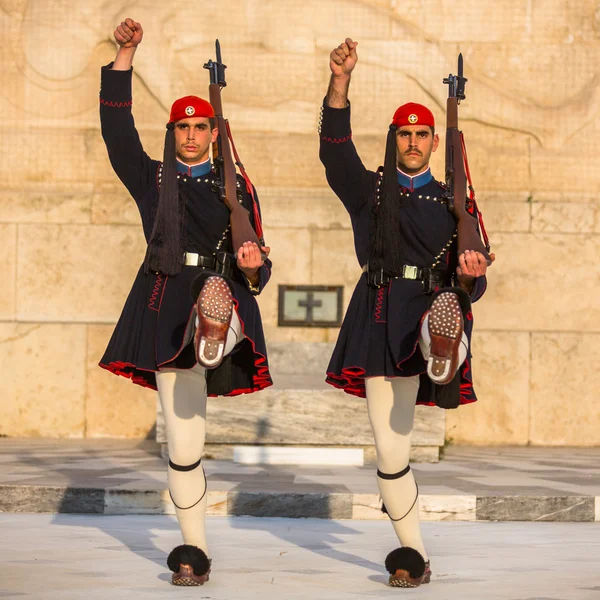 Evzones gardant la tombe du soldat inconnu — Photo