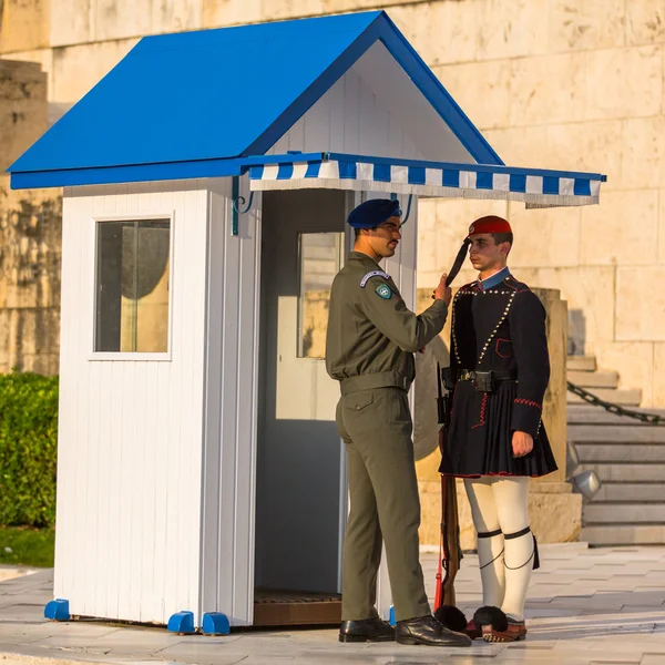 Evzone guarding the Tomb of the Unknown Soldier — Stock Photo, Image