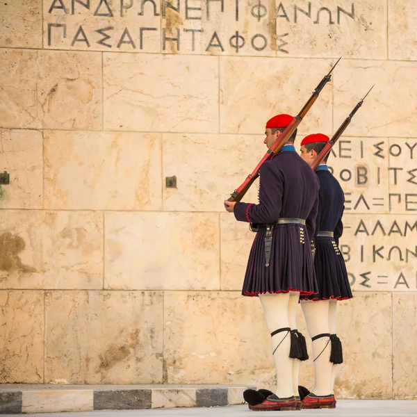 Yunan Evzones hizmet üniformalı askerler. — Stok fotoğraf