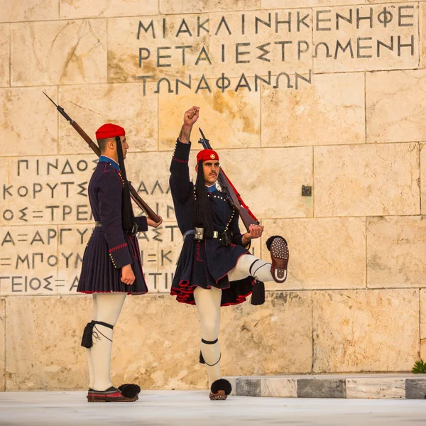 Soldados griegos Evzones en uniforme de servicio —  Fotos de Stock
