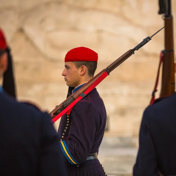 Soldats grecs Evzones en uniforme de service — Photo