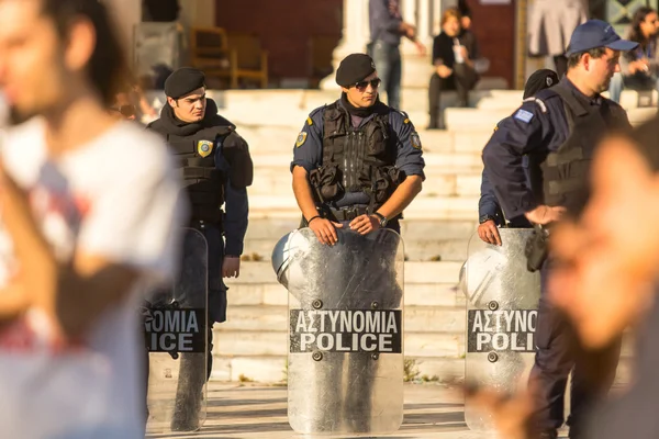 Bereitschaftspolizei mit ihren Schutzschilden — Stockfoto