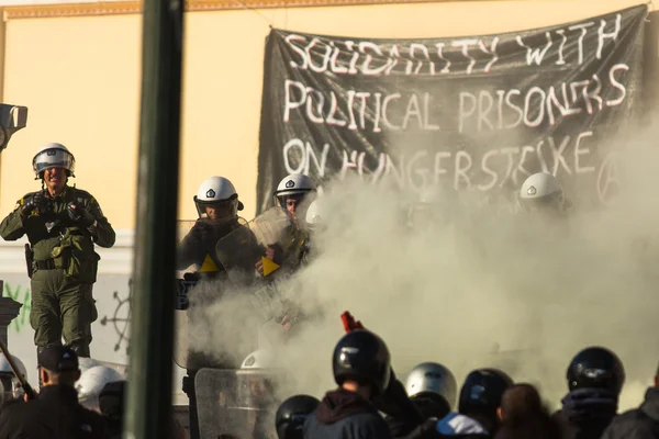 Grupos de izquierda y anarquistas se enfrentaron con la policía —  Fotos de Stock