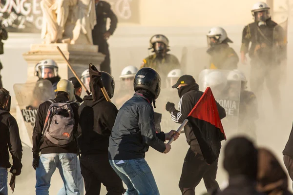Anarkistiska demonstranter nära Aten University — Stockfoto