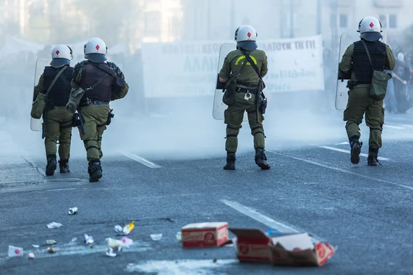 Policía antidisturbios con sus escudos — Foto de Stock