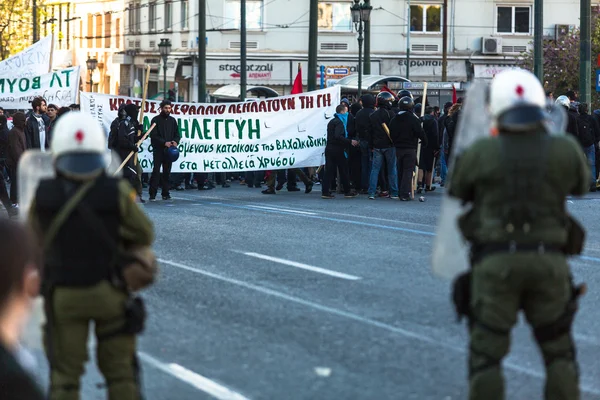 Левые и анархисты столкнулись с полицией — стоковое фото