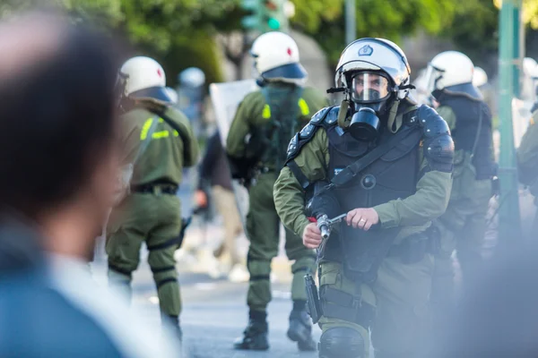 Policía antidisturbios con sus escudos — Foto de Stock