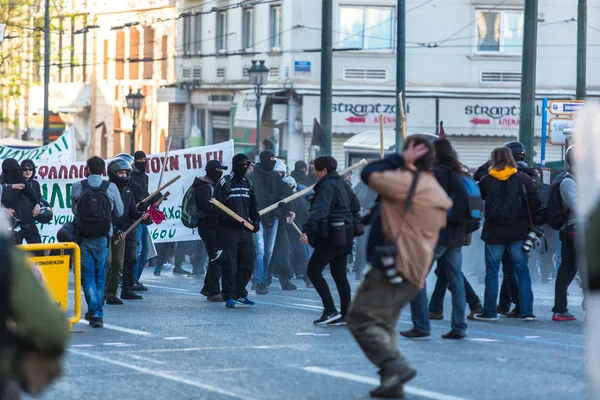 Linke und anarchistische Gruppen lieferten sich Zusammenstöße mit der Polizei — Stockfoto