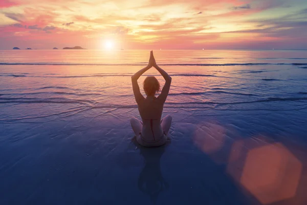 Yoga femme sur la côte de la mer — Photo