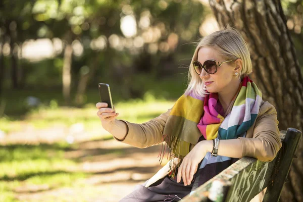 Femme blonde faisant un autoportrait avec smartphone — Photo