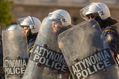 Kalkanları ile çevik kuvvet polisi
