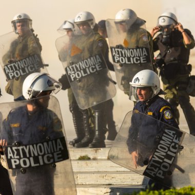 Kalkanları ile çevik kuvvet polisi