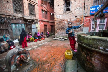 Kimliği belirsiz yerel insanlar sokakta oturup.