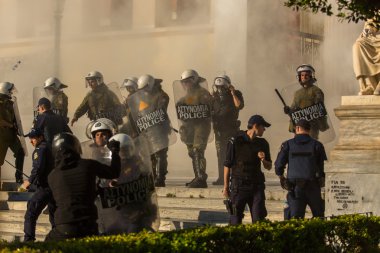 Kalkanları ile çevik kuvvet polisi
