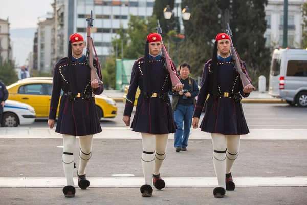 Evzones grecques habillées en uniforme de service — Photo