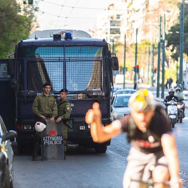 Policía antidisturbios con sus escudos —  Fotos de Stock