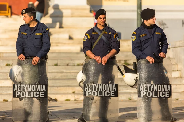 Polícia de choque com seus escudos — Fotografia de Stock