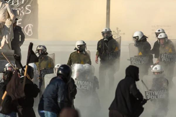 Sinistra e anarchico si scontrano con la polizia antisommossa — Foto Stock
