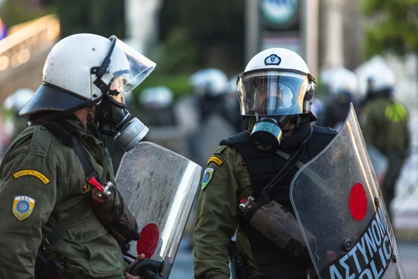 Policía antidisturbios con sus escudos —  Fotos de Stock