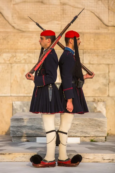 Evzones hlídat Hrob neznámého vojína — Stock fotografie