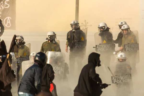 Solcu ve çevik kuvvet polisi ile çatışmaya anarşist — Stok fotoğraf