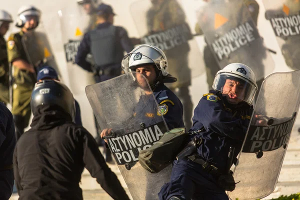 Policía antidisturbios con sus escudos —  Fotos de Stock