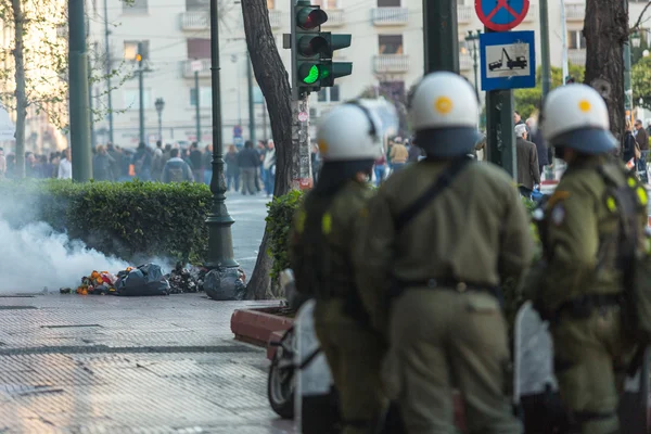 Leftist and anarchist clashed with riot police — Stock Photo, Image