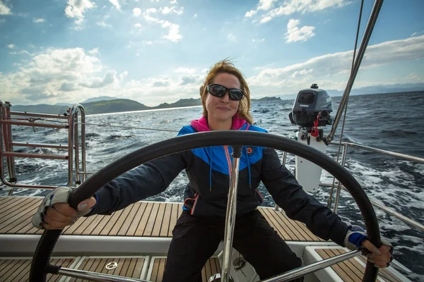 Segler nehmen an Segelregatta teil — Stockfoto