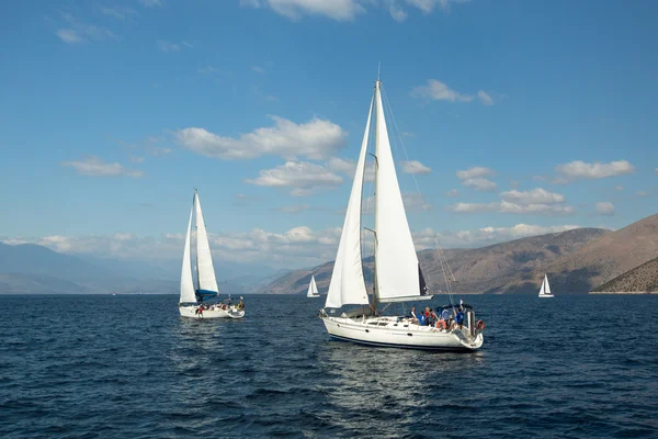 Zeilboot deelnemen aan zeilregatta — Stockfoto