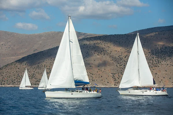 Barca a vela partecipare alla regata di vela — Foto Stock