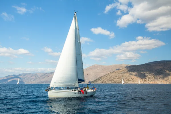 Segelboot nimmt an Segelregatta teil — Stockfoto