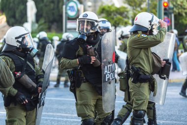 Kalkanları ile çevik kuvvet polisi