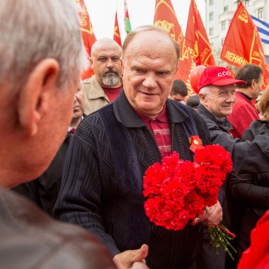 Gennady Zyuganov geçit töreni sırasında.